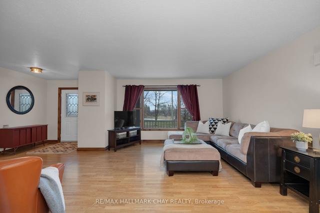 1414 Fairgrounds Rd N, House detached with 3 bedrooms, 3 bathrooms and 20 parking in Clearview ON | Image 2