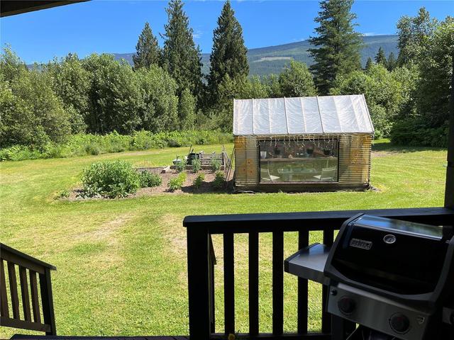 4078 Mizon Road, House detached with 4 bedrooms, 2 bathrooms and 19 parking in Columbia Shuswap E BC | Image 16