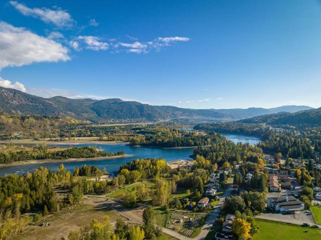 608 6th Avenue, House detached with 4 bedrooms, 2 bathrooms and 6 parking in Castlegar BC | Image 2