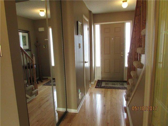 21 Farnham Dr, Townhouse with 3 bedrooms, 2 bathrooms and 1 parking in Brampton ON | Image 4