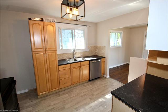 814 Aylmer Crescent, House detached with 3 bedrooms, 1 bathrooms and 4 parking in Kingston ON | Image 2
