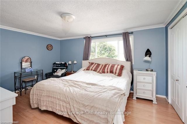 1 Keating St, House detached with 4 bedrooms, 2 bathrooms and 4 parking in St. Catharines ON | Image 2
