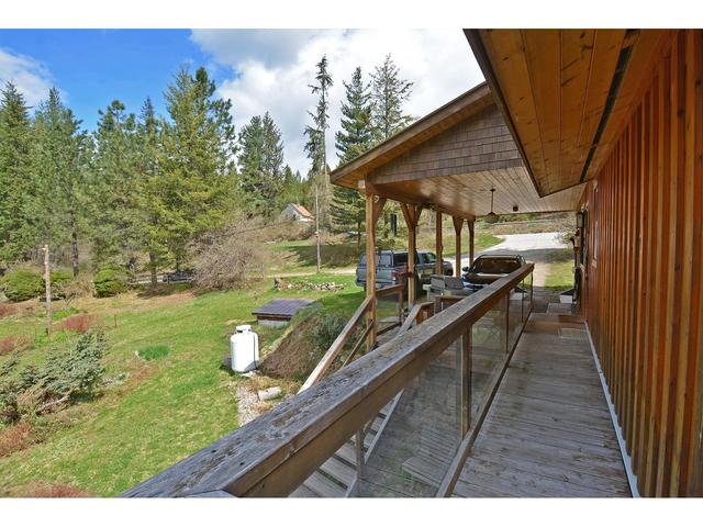 8481 Highway 6, House detached with 5 bedrooms, 2 bathrooms and null parking in Central Kootenay H BC | Image 17