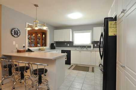 31 - 350 Lakebreeze Dr, Townhouse with 2 bedrooms, 2 bathrooms and 1 parking in Clarington ON | Image 2