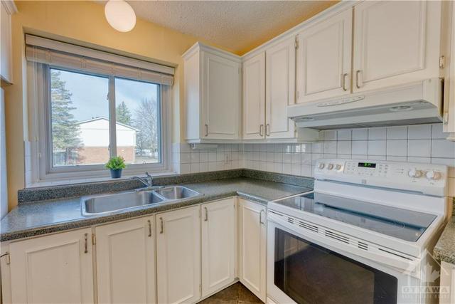 3893 Old Richmond Road, Townhouse with 3 bedrooms, 2 bathrooms and 1 parking in Ottawa ON | Image 6