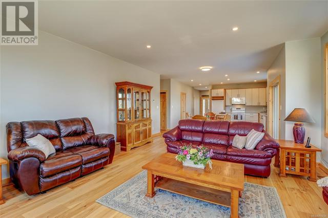 850 Lanqvist Rd, House detached with 3 bedrooms, 2 bathrooms and 6 parking in Mount Waddington C BC | Image 16