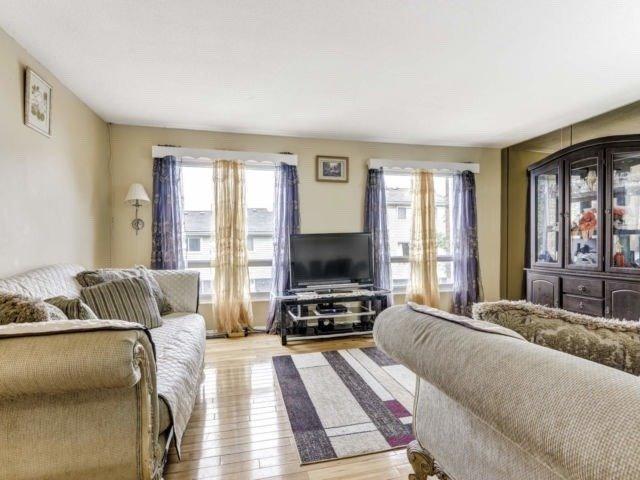 33 Lincoln Crt, Townhouse with 3 bedrooms, 2 bathrooms and 1 parking in Brampton ON | Image 4