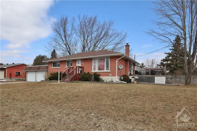 199 Andrews Avenue, House detached with 4 bedrooms, 2 bathrooms and 8 parking in Smiths Falls ON | Image 2