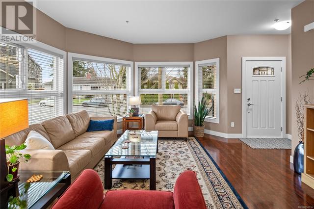 1 - 934 Craigflower Rd, House attached with 3 bedrooms, 3 bathrooms and 2 parking in Esquimalt BC | Image 8