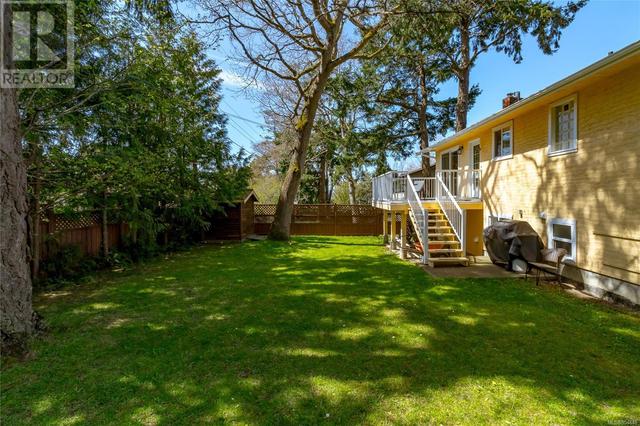 1865 Elmhurst Pl, House detached with 5 bedrooms, 2 bathrooms and 1 parking in Saanich BC | Image 33