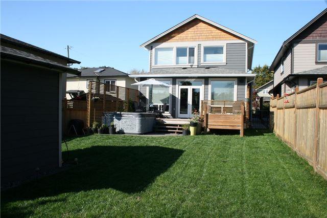 1127b Wychbury Ave, House detached with 3 bedrooms, 3 bathrooms and 1 parking in Esquimalt BC | Image 2