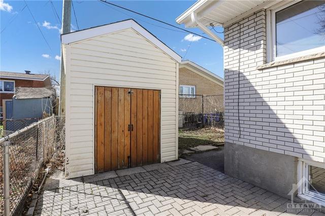 1347 Erindale Drive, Home with 3 bedrooms, 2 bathrooms and 2 parking in Ottawa ON | Image 24
