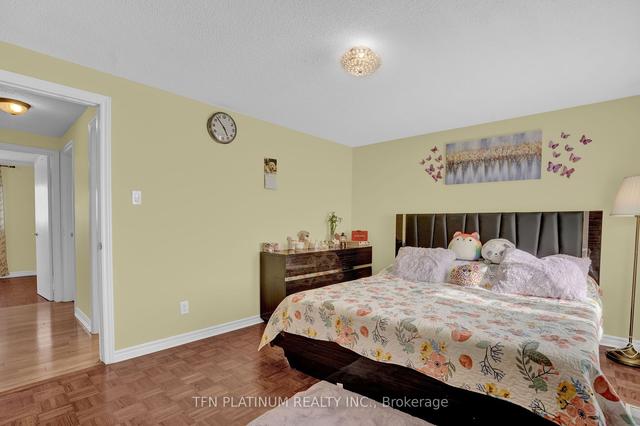93 Kingswood Dr W, House attached with 3 bedrooms, 2 bathrooms and 3 parking in Brampton ON | Image 15