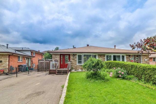 37 Grange Dr, House semidetached with 3 bedrooms, 2 bathrooms and 4 parking in Brampton ON | Image 2
