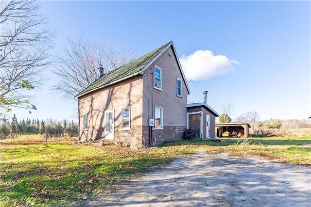 884 Stone Hedges Road, House detached with 2 bedrooms, 1 bathrooms and 10 parking in North Algona Wilberforce ON | Image 3