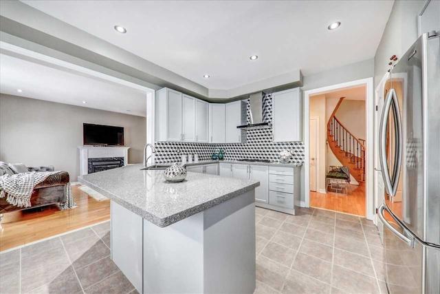 49 Boulderbrook Dr, House detached with 5 bedrooms, 4 bathrooms and 4 parking in Toronto ON | Image 3