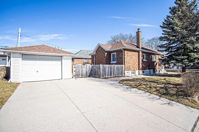 80 Chadburn St, House detached with 3 bedrooms, 2 bathrooms and 2 parking in Oshawa ON | Image 3