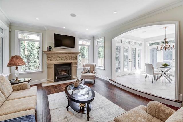 10 Thorncrest Rd, House detached with 4 bedrooms, 5 bathrooms and 6 parking in Toronto ON | Image 4