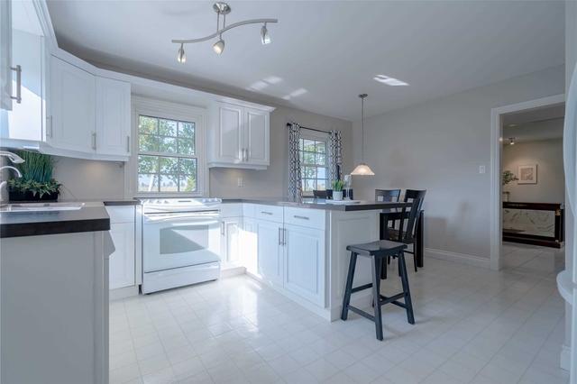1905 Lockhart Dr, House detached with 2 bedrooms, 2 bathrooms and 10 parking in Innisfil ON | Image 3