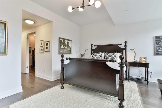 197 Duplex Ave, Townhouse with 3 bedrooms, 3 bathrooms and 1 parking in Toronto ON | Image 2