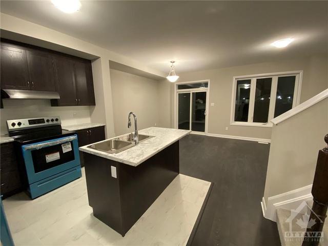 163 Bending Way, Townhouse with 3 bedrooms, 3 bathrooms and 2 parking in Ottawa ON | Image 3