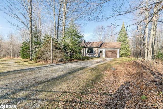 5491 9th Line N, House detached with 2 bedrooms, 1 bathrooms and 25 parking in Oro Medonte ON | Image 2