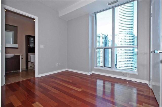 2202 - 208 Queens Quay W, Condo with 2 bedrooms, 2 bathrooms and 1 parking in Toronto ON | Image 10