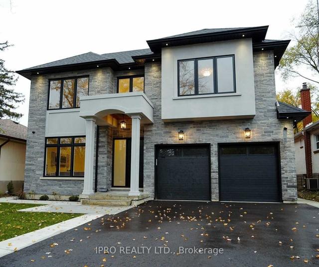 8 Hiawatha Pkwy, House detached with 4 bedrooms, 7 bathrooms and 6 parking in Mississauga ON | Image 1
