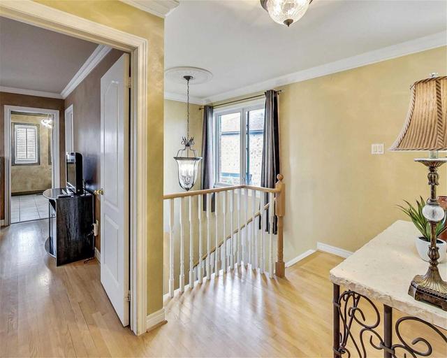 869 Mays Cres, House detached with 4 bedrooms, 3 bathrooms and 3 parking in Mississauga ON | Image 6