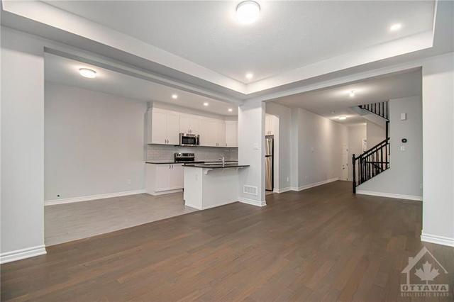 40 Lentago Avenue, Townhouse with 3 bedrooms, 3 bathrooms and 2 parking in Ottawa ON | Image 7