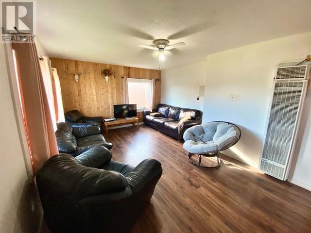 427 26 Street, House detached with 2 bedrooms, 1 bathrooms and null parking in Fort Macleod AB | Image 2
