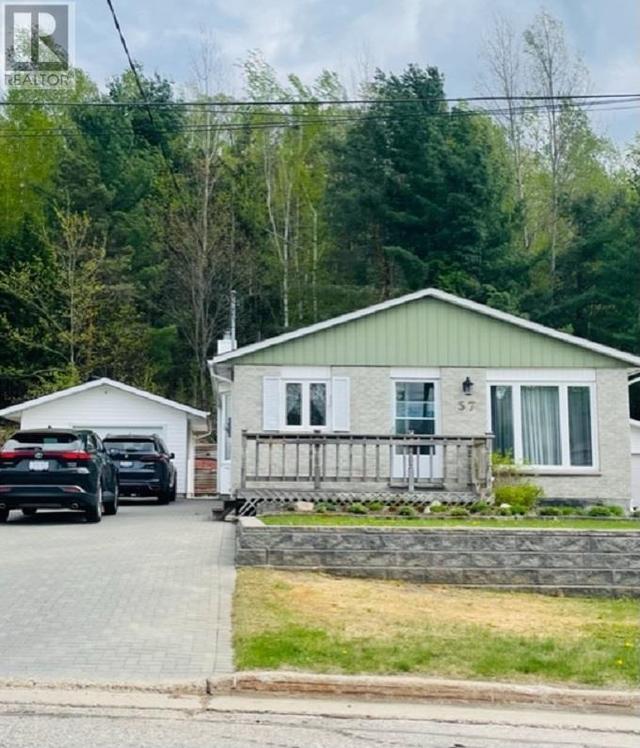 57 Washington Cres, House detached with 2 bedrooms, 2 bathrooms and null parking in Elliot Lake ON | Card Image