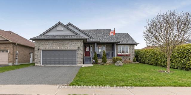 62 Springdale Dr, House detached with 2 bedrooms, 3 bathrooms and 4 parking in Kawartha Lakes ON | Image 1
