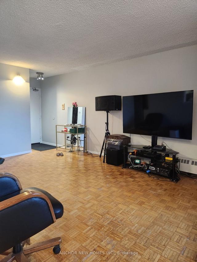 724 - 4645 Jane St, Condo with 2 bedrooms, 1 bathrooms and 1 parking in Toronto ON | Image 3