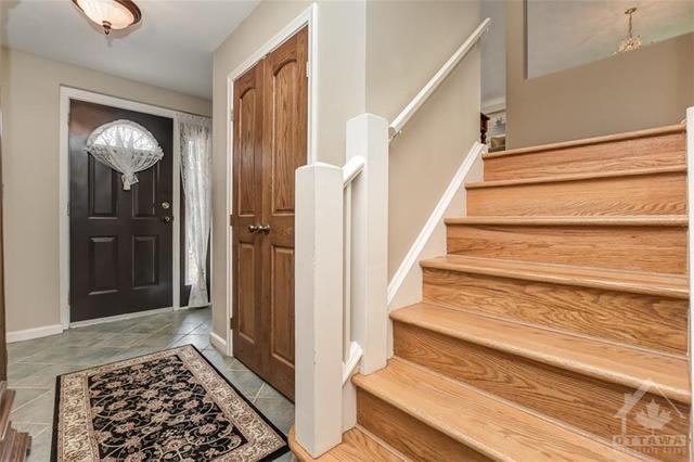 1184 Cline Crescent, House detached with 3 bedrooms, 2 bathrooms and 5 parking in Ottawa ON | Image 4
