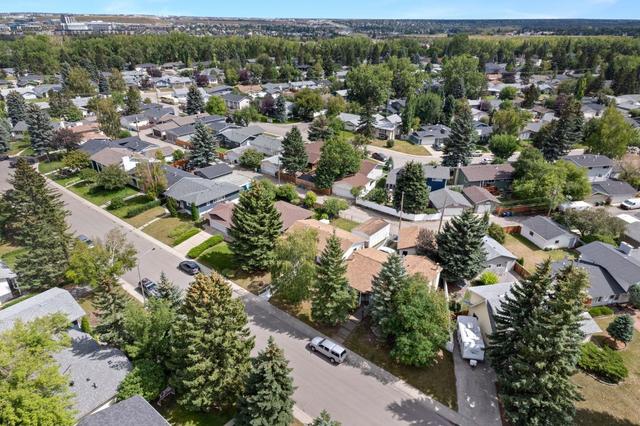 10743 Mapleglen Crescent Se, House detached with 5 bedrooms, 2 bathrooms and 1 parking in Calgary AB | Image 3