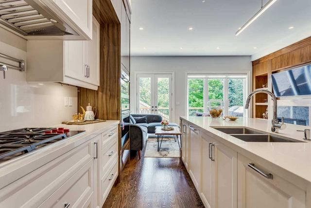 111 Castlewood Rd, House detached with 4 bedrooms, 5 bathrooms and 3 parking in Toronto ON | Image 7