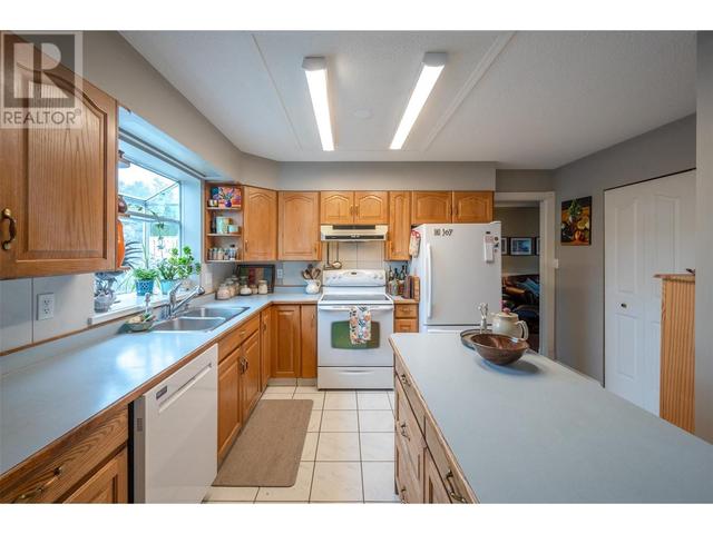 166 Heather Place, House detached with 5 bedrooms, 3 bathrooms and 2 parking in Penticton BC | Image 14