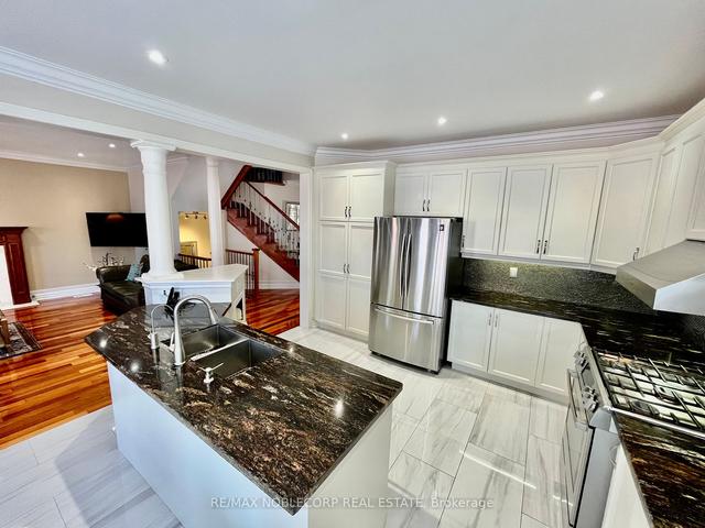 2139 Helmsley Ave, House detached with 4 bedrooms, 4 bathrooms and 4 parking in Oakville ON | Image 9