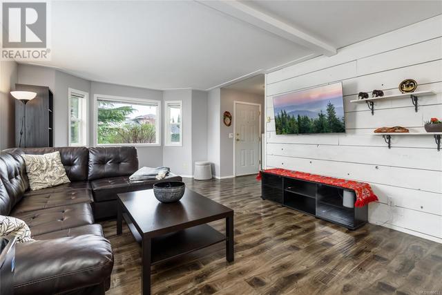 1243 Beckton Dr, House detached with 3 bedrooms, 2 bathrooms and 2 parking in Comox BC | Image 4