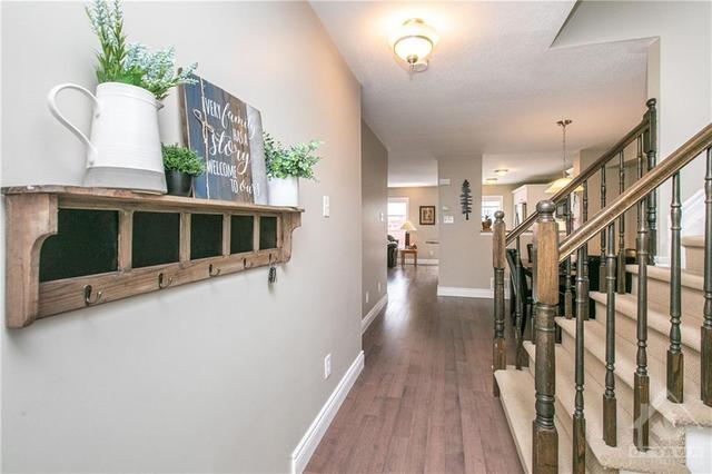 425 Vendevale Avenue, Townhouse with 3 bedrooms, 3 bathrooms and 3 parking in Ottawa ON | Image 3