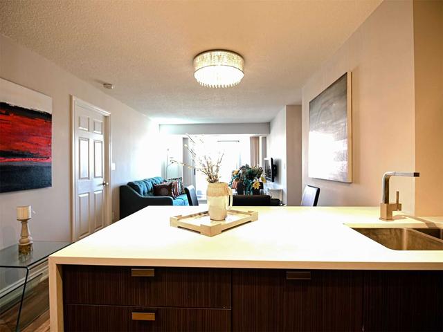 3303 - 310 Burnhamthorpe Rd, Condo with 2 bedrooms, 2 bathrooms and 1 parking in Mississauga ON | Image 13
