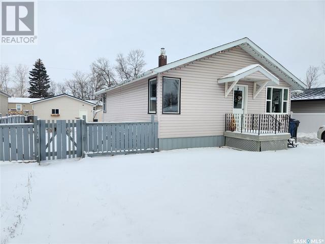 526 Main Street, House detached with 3 bedrooms, 2 bathrooms and null parking in Radville SK | Image 45