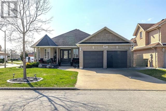 597 Compton, House detached with 4 bedrooms, 2 bathrooms and null parking in Windsor ON | Image 1