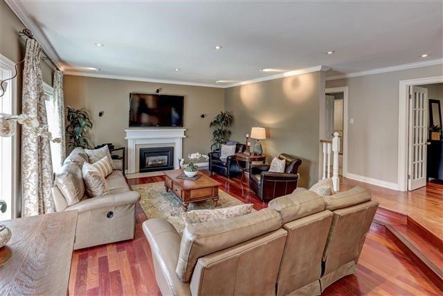 16 Reesor Pl, House detached with 5 bedrooms, 4 bathrooms and 12 parking in Whitchurch Stouffville ON | Image 3