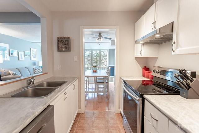 52 Hummingbird Crescent, Townhouse with 3 bedrooms, 3 bathrooms and 3 parking in Ottawa ON | Image 4