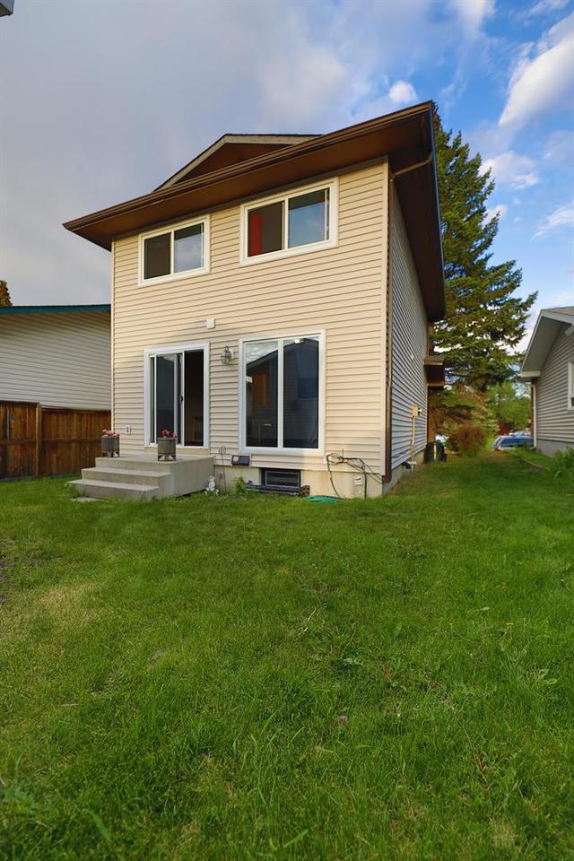 31 Shawcliffe Green Sw, House detached with 3 bedrooms, 1 bathrooms and 1 parking in Calgary AB | Image 3