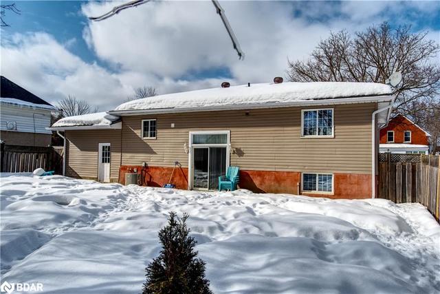 235 Barnett Avenue, House detached with 3 bedrooms, 1 bathrooms and 5 parking in Midland ON | Image 3