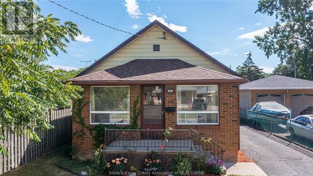 914 Riverdale Avenue, House detached with 2 bedrooms, 2 bathrooms and null parking in Windsor ON | Card Image