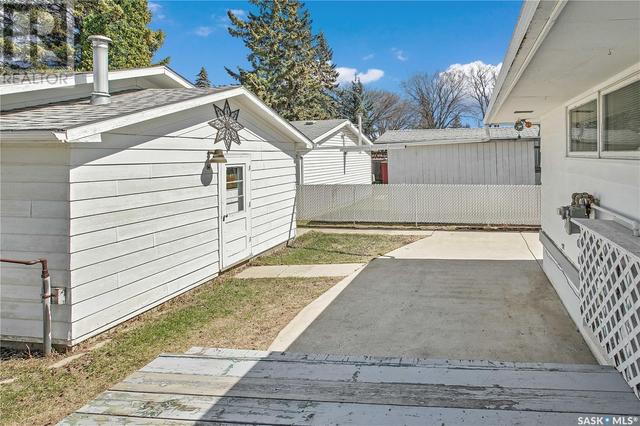 2323 Arnold Street, House detached with 4 bedrooms, 2 bathrooms and null parking in Saskatoon SK | Image 35